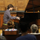 Un moment del concert del pianista Marc Heredia ahir a l’Aula Magna de l’IEI.