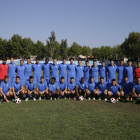 Jugadores y miembros del cuerpo técnico del Lleida posaron ayer en la primera fotografía de conjunto de la temporada que empieza el domingo.