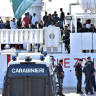 Imagen de los migrantes en el buque militar, en Catania.