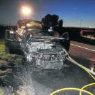 Un incendio calcina un vehículo en la entrada de Lleida en Cappont