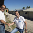 El dueño de la granja y el responsable de la instalación de energía. 