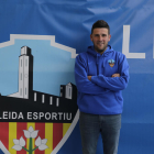 Gerard Albadalejo, al costat de l’escut del Lleida Esportiu que hi ha a l’entrada de l’estadi.