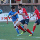 Un jugador del Lleida B intenta driblar Pau, jugador del Balaguer.