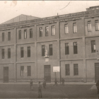 El patio y el edificio principal del colegio de Anselm Clavé, cuando era un centro Maristes. 
