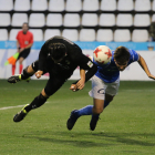 Un jugador del Lleida disputa una pilota de cap amb un de l’Ebro.