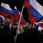Simpatitzants de Putin celebren la reelecció del mandatari, ahir a Moscou.
