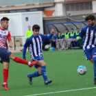 El jugador del Balaguer Genís dispara davant la pressió de dos rivals, en una acció del partit d’ahir.