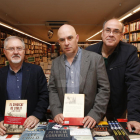 La llibreria Punt de Llibre va acollir ahir la presentació d'El sindicat de l'oblit, d'Albert Villaró (la Seu d'Urgell, 1964), que va anar a càrrec del director executiu del Grup SEGRE, Juan Cal, i de Vidal Vidal, articulista d'aquest diari i escriptor.