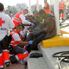 Sanitaris atenen migrants tot just rescatats al mar d’Alborán, diumenge passat.