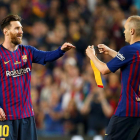 Iniesta va cedir el braçalet de capità a Messi quan el manxec va ser substituït en els últims minuts amb l’estadi corejant el seu nom.