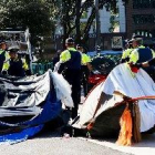Desalojan a sintecho e independentistas de la plaza de Catalunya de Barcelona