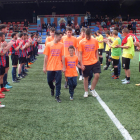 Los jugadores de ambos equipos hicieron el pasillo de honor al Juvenil y el Prebenjamin A de la UE Tàrrega, campeones de sus respectivas ligas.