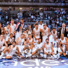 La plantilla del Reial Madrid posa amb el trofeu de la Supercopa.