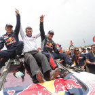 Carlos Sainz i membres de l’equip celebren la victòria al Dakar.
