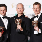En el centro, el director inglés Martin McDonagh posa con los BAFTA que ha ganado su película. 