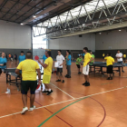 Un grupo de participantes del torneo inclusivo jugando a tenis de mesa.