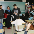 Àlex Màrquez ayer con alumnos de las Escuelas Especiales Llar de Sant Josep.