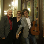 Josep Vallverdú, Mercè Sampietro i el guitarrista Eduard Iniesta, ahir a la Paeria a l'acabar el recital.