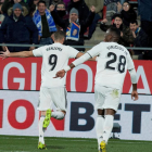 Benzema, perseguit per Vinicius, celebra un dels dos gols que va marcar ahir a Girona.