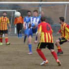 Un jugador del Vilanova rep l’esfèric davant la pressió rival.
