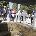 La consellera Ester Capella visitó ayer los trabajos de exhumación en el cementerio de Alguaire. 
