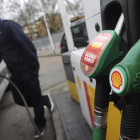 La gasolina y el gasóleo registran su tercera subida en enero.