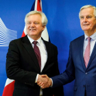 El jefe negociador de la Unión Europea (UE) para el "brexit", Michel Barnier (d), saluda al ministro para la salida del Reino Unido de la UE, David Davis (i), antes de una reunión en Bruselas (Bélgica),