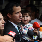L’autoproclamat Juan Guaidó, acompanyat de la seua esposa, Fabiana Rosales, i la seua filla Miranda.