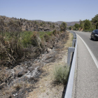 Muntanya cremada ahir al costat de la carretera C-12 entre Maials i Flix, que després de tres dies tallada, es va reobrir dissabte a la nit.