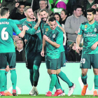  Benzema celebra con sus compañeros su gol, el quinto del equipo.