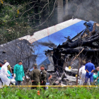 Policías y militares trabajan entre los restos del avión.