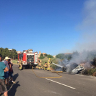 Imatge de l’incendi que va calcinar un cotxe ahir al matí a Alfés.