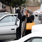 Familiars de les víctimes mortals del vol sinistrat, ahir, a Teheran.
