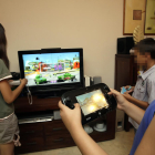 Imagen de archivo de niños jugando a un videojuego.