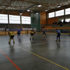 Una jugada del partit d’ahir entre l’Asturhockey i el Vila-sana.
