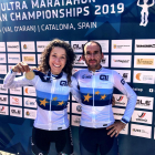 La lleidatana Ramona Gabriel mostra la medalla d’or com a vencedora de la prova i campiona d’Europa al costat del guanyador masculí Llibert Mill.