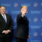 Trump, ahir a Hanoi, amb el secretari d’Estat, Mike Pompeo.