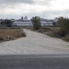 El camino de acceso a la zona industrial de Guissona.