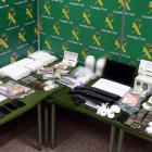 Vista de la droga i els diners intervinguts a l’organització criminal en l’‘operació Bubadu’.