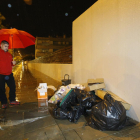 Un vecino de Ciutat Jardí junto a bolsas de basura, en una imagen de archivo.
