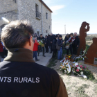Famílies i agents rurals recorden els seus companys morts fa un any en mans d'un caçador i reclamen més seguretat per als controls