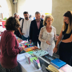 La consellera de Cultura y la ministra de Cultura de Andorra, ayer en la Fira del Llibre del Pirineu en Organyà, que llenó de lectores la travesía de la C-14 en la ‘Carrerada’. 