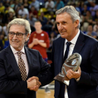 Pesic va rebre abans del partit el trofeu al millor tècnic de l’ACB.