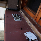 A la izquierda, trampas para las cucarachas en una de las ventanas de los pisos y a la derecha, la plaga de ayer en la acera.