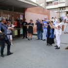 Público y responsables de la revista Plec retrataron al fotógrafo de SEGRE a su llegada al Cafè del Teatre.