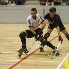 Un jugador de l’Alpicat protegeix la bola contra la pressió d’un rival.