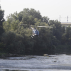 El helicóptero fumigando ayer el río cerca de Lleida ciudad.