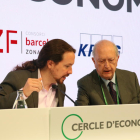 El líder de Podem, Pablo Iglesias, parla amb el president del Cercle d’Economia, Juan José Brugera.