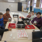 Alumnes del taller de robòtica organitzat ahir a Tàrrega a l’Oficina Jove de l’Urgell.