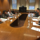 Imagen de la reunión de la consellera y su equipo con JARC.